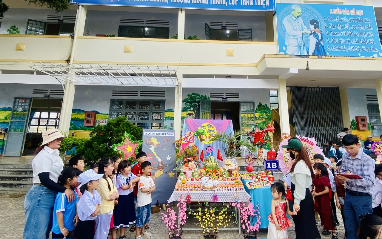 Hoạt động làm mâm quả tết trung thu